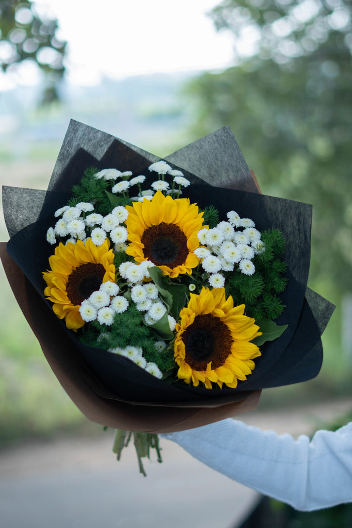 Cheerful sunflower bouquet