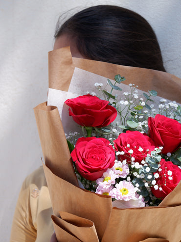 Red roses with pink santini