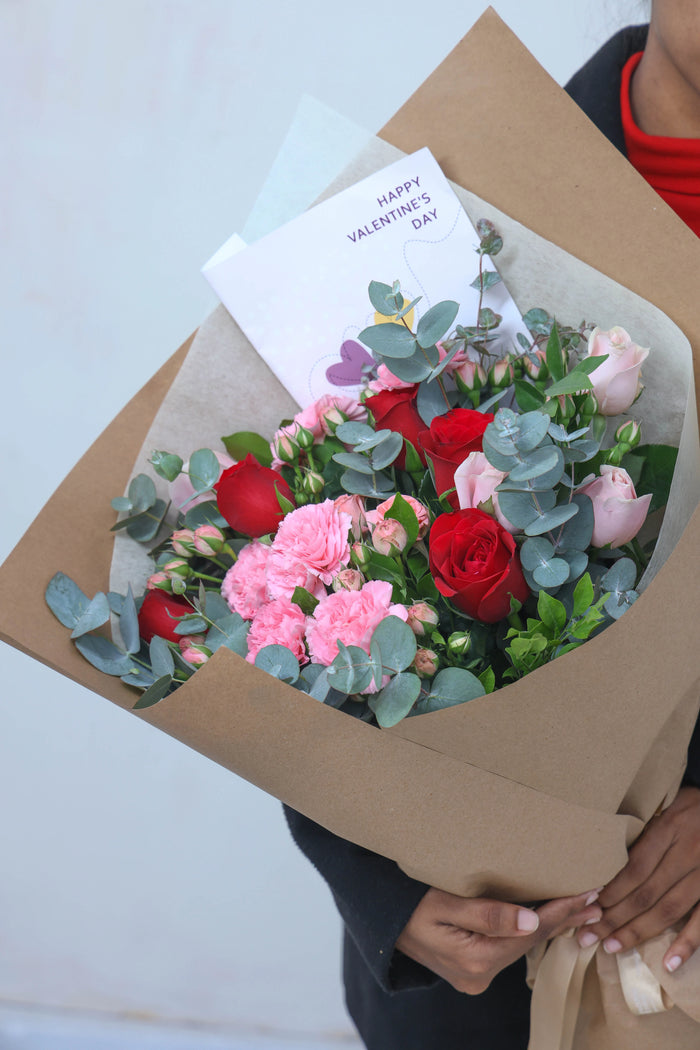 A single stem and a full rose bouquet